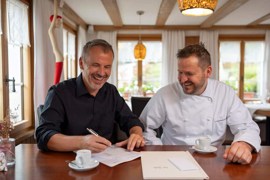 Beat Walker mit Ehemann Roland Gloor besprechen die aktuelle Karte. © Valeriano Di Domenico