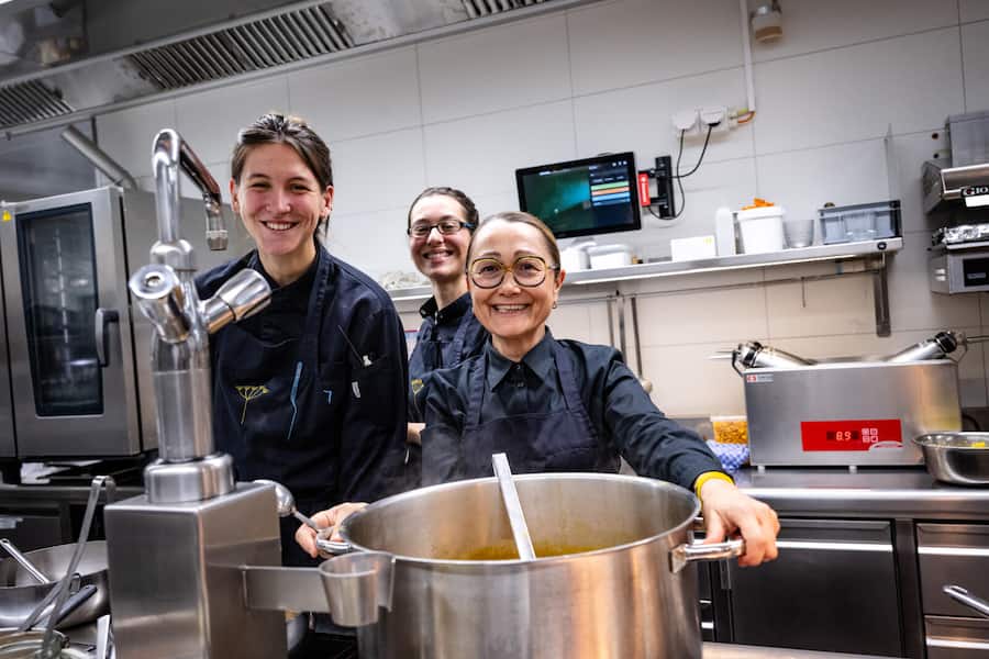 Kitchen Party (Shefâs Kitchen Table) mit Nadine Wächter-Moreno, Tanja Grandits, Bernadette Lisibach, Zineb Hattab, Noémi Bernard, Silvia Manser, Nadine Stadelmann, Stephanie Mittler und Nicole Lüthi (Küche/Patisserie) sowie Amanda Wassmer-Bulgin, Francisca Obrecht und Myra Zündel (Wein).