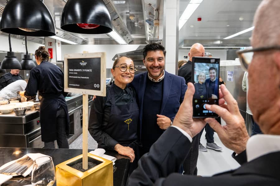 Kitchen Party (Shefâs Kitchen Table) mit Nadine Wächter-Moreno, Tanja Grandits, Bernadette Lisibach, Zineb Hattab, Noémi Bernard, Silvia Manser, Nadine Stadelmann, Stephanie Mittler und Nicole Lüthi (Küche/Patisserie) sowie Amanda Wassmer-Bulgin, Francisca Obrecht und Myra Zündel (Wein).