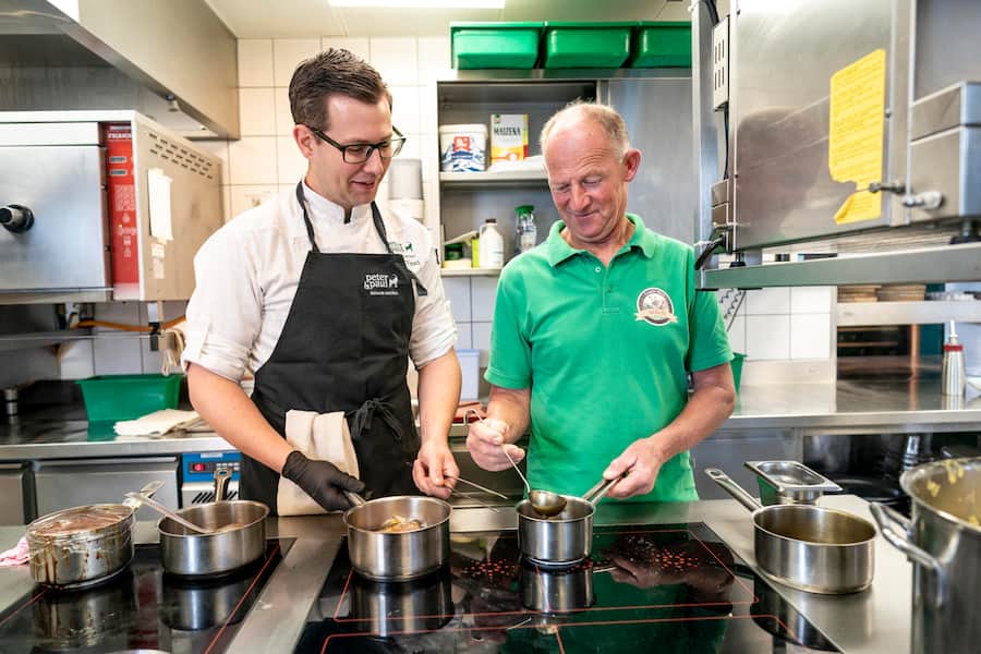 Hof Kirchli , Naturabeef, St Gallen, Bruno Mösli (Bauer) mit Damian Vetsch (Koch) Peter und Paul