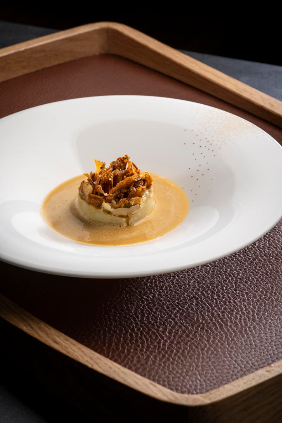 Jérémy Desbraux,chef de la "Maison Wenger" au Noirmont, sacré cuisinier de l'année 2025. Ici " Coeur d'artichauts Camus à la barigoule,bouillon à l'aspérule odorante des Franches-Montagnes".