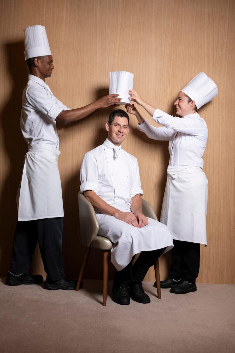 Jérémy Desbraux,chef de la "Maison Wenger" au Noirmont, sacré cuisinier de l'année 2025. Ici de gà d Miguel Valerio,Jérémy Desbraux et Elena Deglaire.