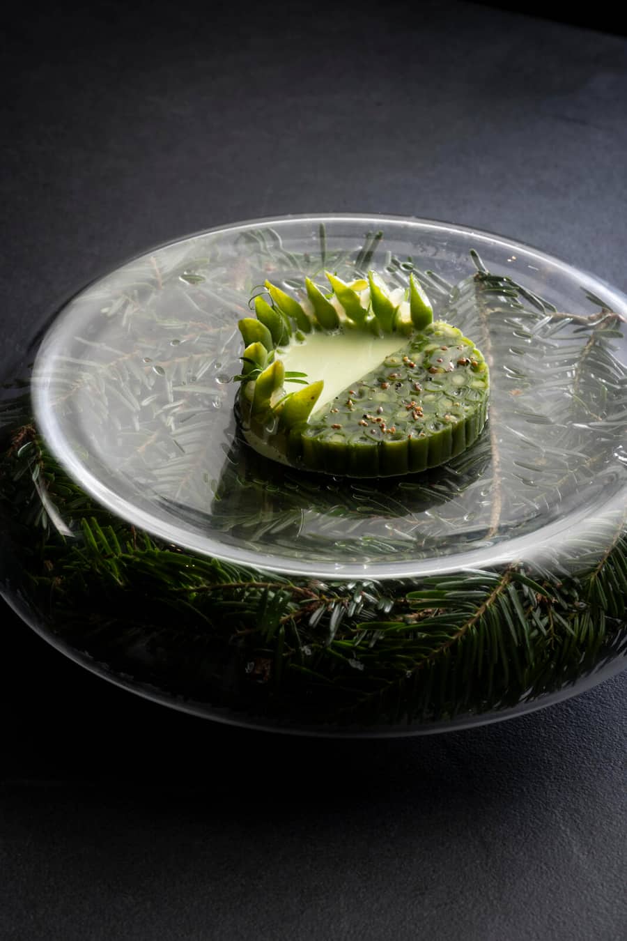 Jérémy Desbraux,chef de la "Maison Wenger" au Noirmont, sacré cuisinier de l'année 2025. Ici "Vinaigrette de haricots de Vinzel au naturel, mousseline aux bourgeons de sapin des côtes du Doubs"