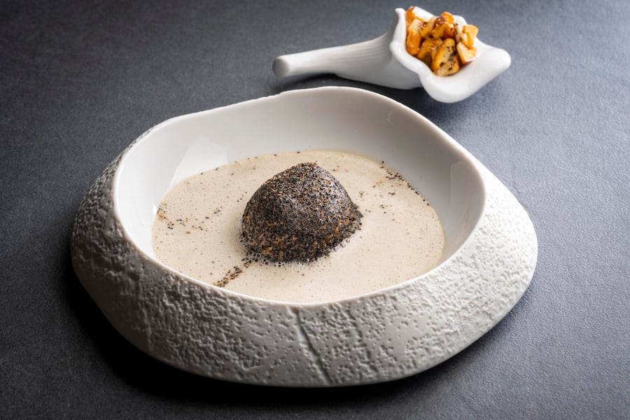 Jérémy Desbraux,chef de la "Maison Wenger" au Noirmont, sacré cuisinier de l'année 2025. Ici "Oeuf des Barrières en surprise aux champignons d'été, émulsionà la Reine des prés du Peuchapatte".