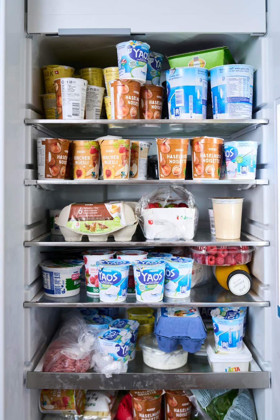 Kimmy Repond, Eiskunstläuferin, zu Hause am Kochen von Reisnudeln mit Rind und Gemüse, am 20.09.2025, in Basel, Foto Lucia Hunziker