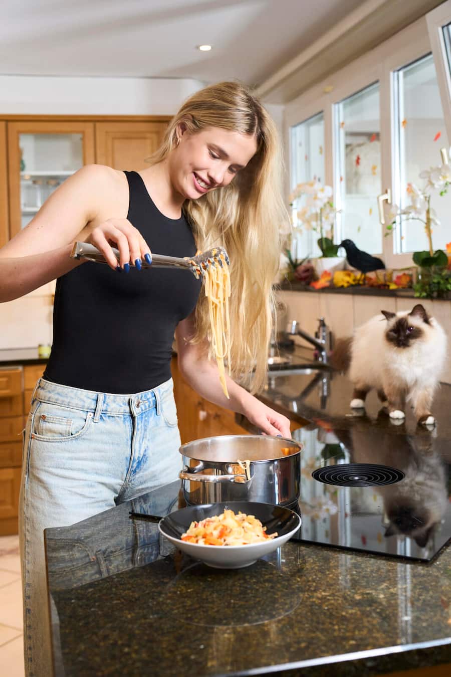 Kimmy Repond, Eiskunstläuferin, zu Hause am Kochen von Reisnudeln mit Rind und Gemüse, am 20.09.2025, in Basel, Foto Lucia Hunziker