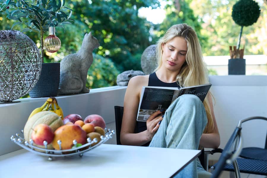 Kimmy Repond, Eiskunstläuferin, zu Hause, liest Kochbuch, am 20.09.2025, in Basel, Foto Lucia Hunziker