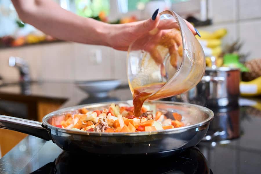 Kimmy Repond, Eiskunstläuferin, zu Hause am Kochen von Reisnudeln mit Rind und Gemüse, am 20.09.2025, in Basel, Foto Lucia Hunziker