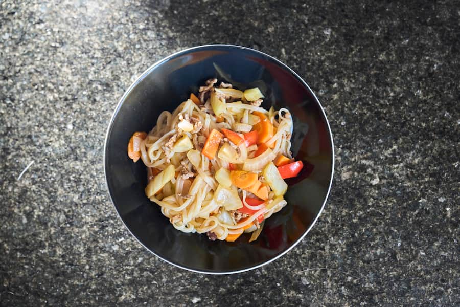 Kimmy Repond, Eiskunstläuferin, zu Hause am Kochen von Reisnudeln mit Rind und Gemüse, am 20.09.2025, in Basel, Foto Lucia Hunziker