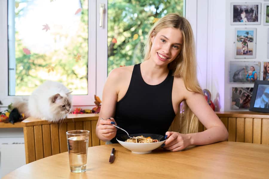 Kimmy Repond, Eiskunstläuferin, zu Hause am Kochen von Reisnudeln mit Rind und Gemüse, am 20.09.2025, in Basel, Foto Lucia Hunziker