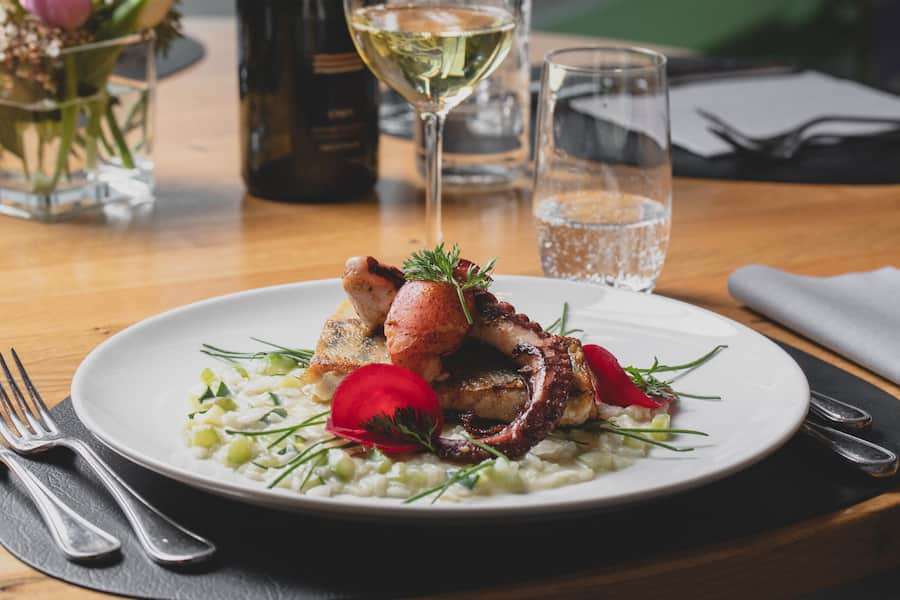 Loup de Mer, Pulpo und kanadischer Hummer mit zweierlei Randen, Mönchsbart und Beurre Blanc von Sake und Yuzu sowie Gurken Wasabi Risotto.