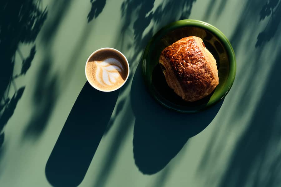 Kaffeepause im «Magdalena»: Cappuccino und Pain au chocolat.