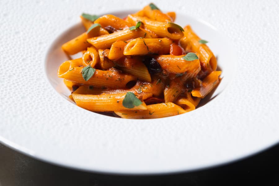 Marco Ortolano Eden au Lac La Reserve-Restaurant GERICHT: Penne Verrigni- Taggiasca Oliven, Arrabiata Sauce Fotografiert am 27.08.2024