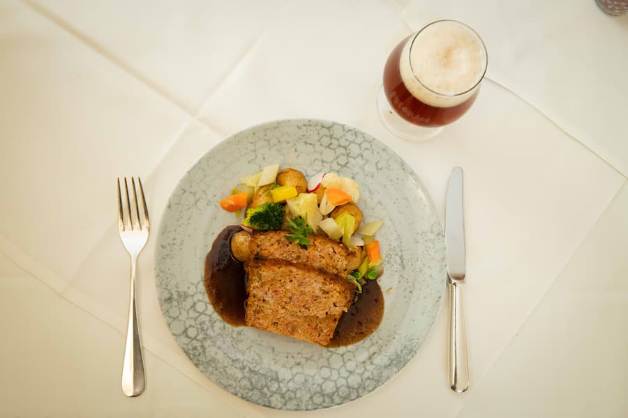Passt bestens zu Bier: Hausgemachter Hackbraten mit Kartoffeln und Gemüse.