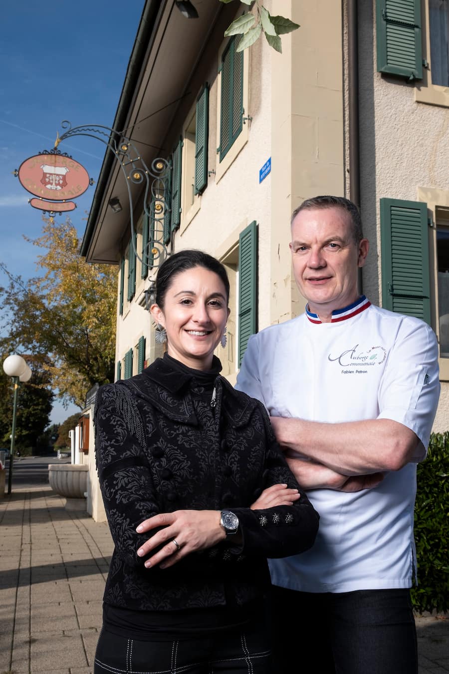 Jennifer et Fabien Pairon portrait devant l'auberge qu'ils dirigent.