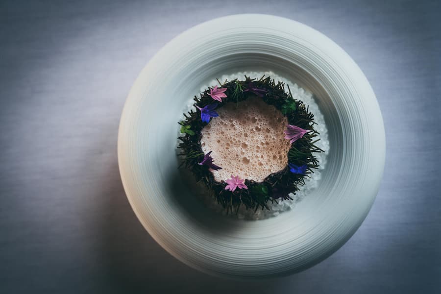 Peter Knogl im Restaurant TroiRois 2024: Seeigel