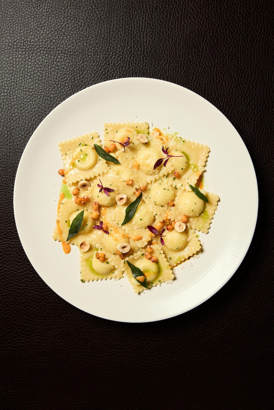 Ravioli Al Castelmagno mit piemonteser Haselnuss, Sanddorn und Salbei.