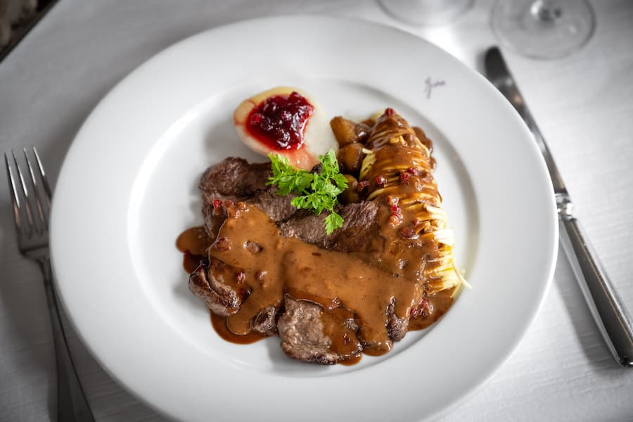 Rehschnitzel an Preiselbeerrahmsauce, mit Tagliolini und Preiselbeerbirne