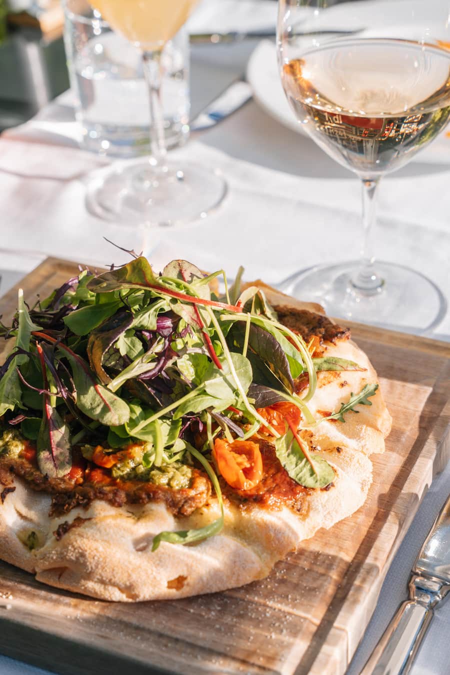 Gericht: Knuspriger Brotfladen mit Baba Ganoush und Salsa verde Restaurant Oxen, Küsnacht, ZH