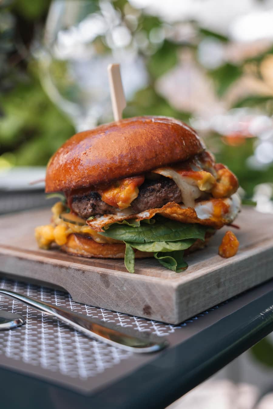 Gericht: Oxen Burger «zur chalte Hose» mit BBQ Sauce, Gurken, Spiegelei, Coleslaw, Gruyère und Pommes Frites Restaurant Oxen, Küsnacht, ZH