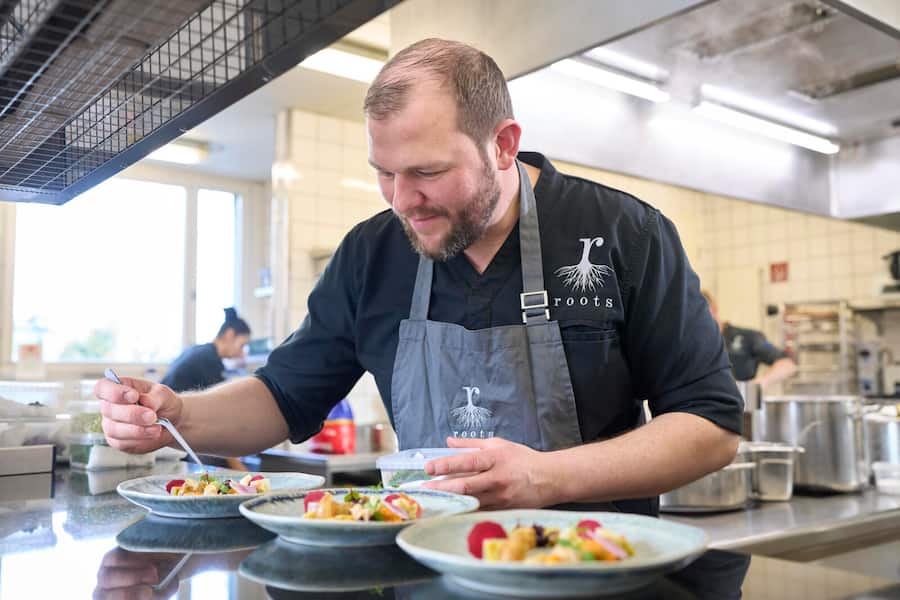 Pascal Steffen kocht mit Gemüse vom Birsmattehof (Therwil BL), die Lieferanten (Nicole & Alexander Tanner und Gebremedhin Fisaha) zu Gast im Restaurant Roots Basel, Gericht: «Roots Garden», 19.02.2025, Foto Lucia Hunziker