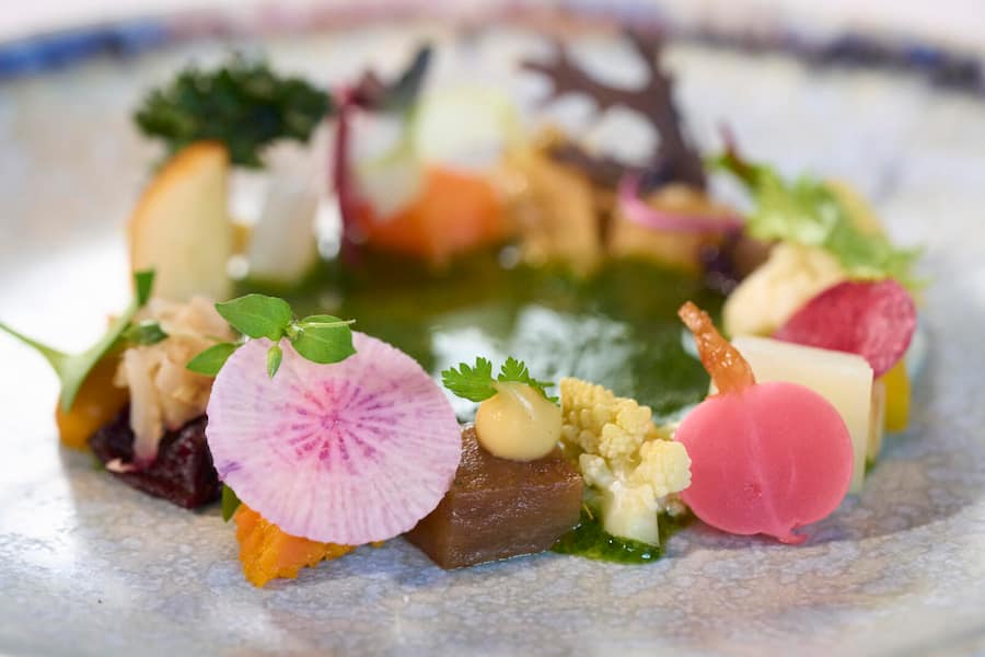 Pascal Steffen kocht mit Gemüse vom Birsmattehof (Therwil BL), die Lieferanten (Nicole & Alexander Tanner und Gebremedhin Fisaha) zu Gast im Restaurant Roots Basel, Gericht: «Roots Garden», 19.02.2025, Foto Lucia Hunziker