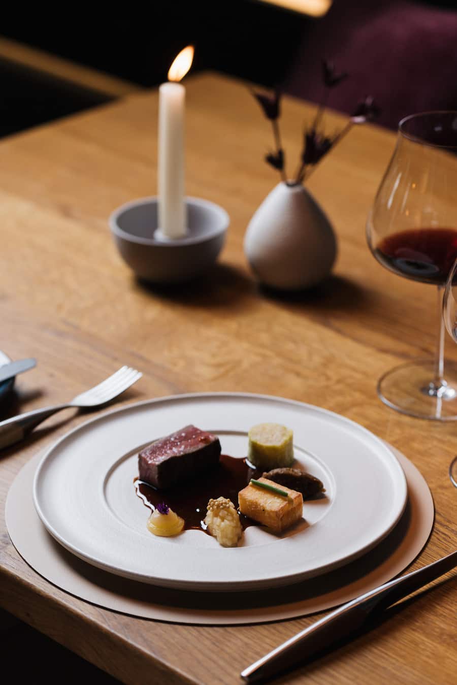 Rindsentrecôte mit Kabis, Apfel, Kartoffel und Senf, dazu Apfelbalsamico-Senf-Jus, Aux Trois Amis X Krebs&Steiner, 13. Oktober 2025, Restaurant Aux Trois Amis, Schernelz, Copyright Roy Matter