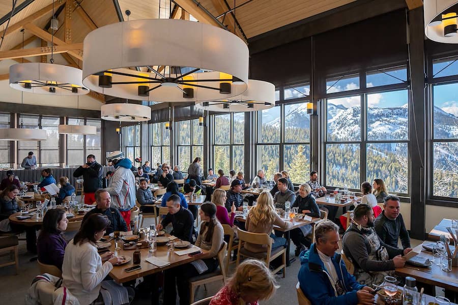 Sam's im Skigebiet Snowmass serviert authentische italienische Spezialitäten mit herrlichem Blick auf die verschneiten Rockies.