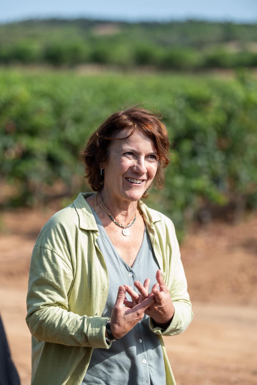 Schwarze Jacke Sara Juan, gelbe Jacke Maria Larrea und graue Jacke Maria Urrutia Ybarra Bodega Bela, Weingut CVNE, Villalba de Duero, Burgos, Spanien