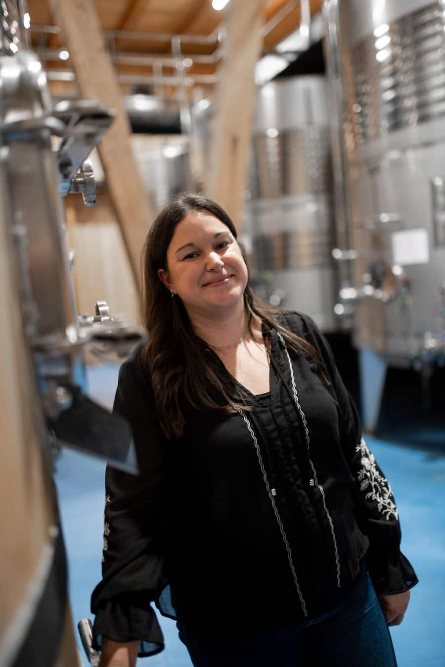 Schwarze Jacke Sara Juan, gelbe Jacke Maria Larrea und graue Jacke Maria Urrutia Ybarra Bodega Bela, Weingut CVNE, Villalba de Duero, Burgos, Spanien