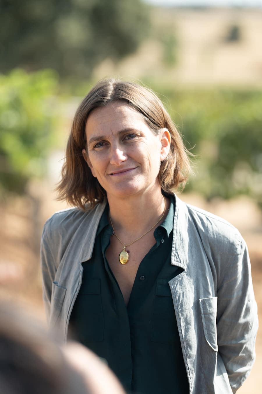 Schwarze Jacke Sara Juan, gelbe Jacke Maria Larrea und graue Jacke Maria Urrutia Ybarra Bodega Bela, Weingut CVNE, Villalba de Duero, Burgos, Spanien