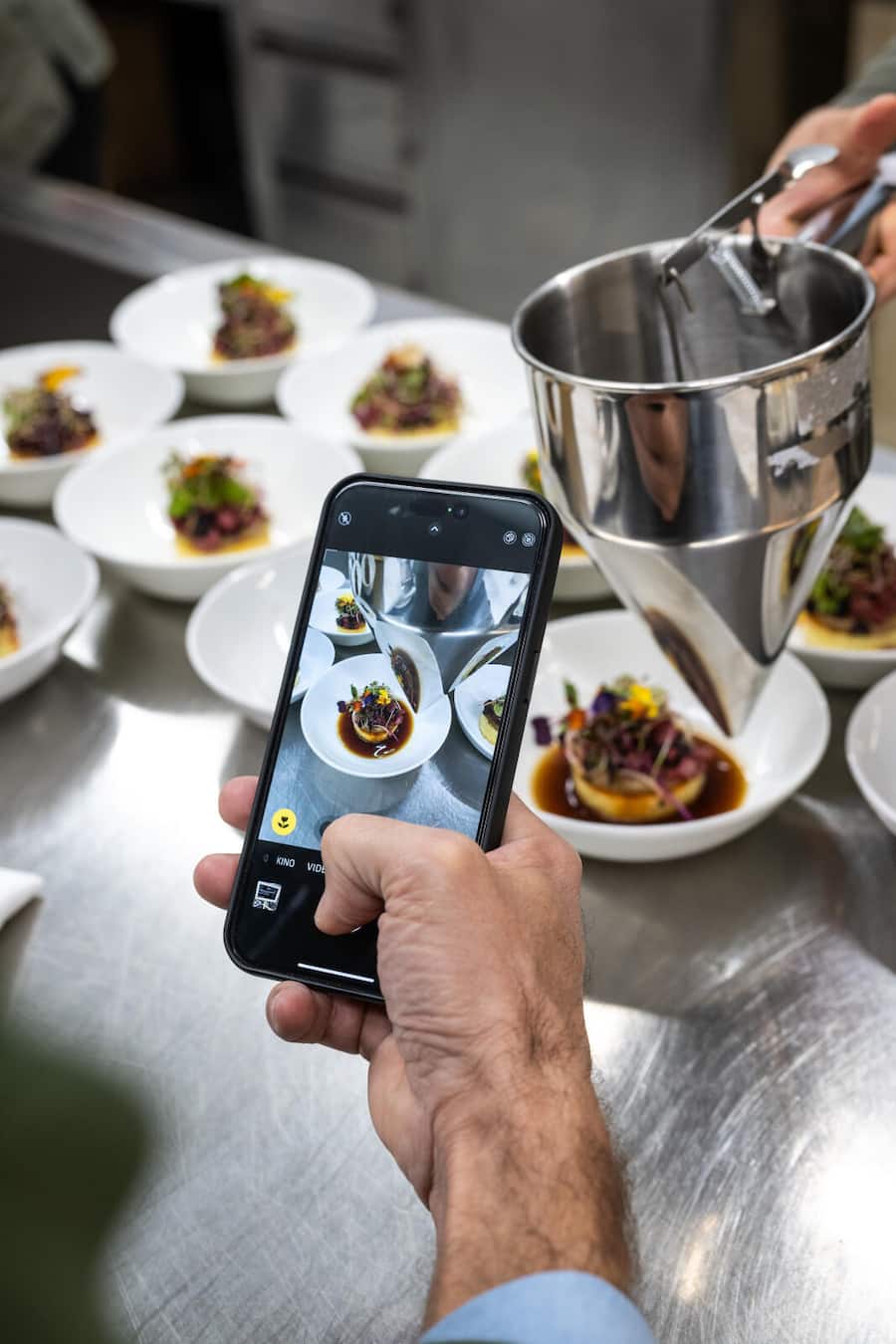 Kitchen Party (Shefâs Kitchen Table) mit Nadine Wächter-Moreno, Tanja Grandits, Bernadette Lisibach, Zineb Hattab, Noémi Bernard, Silvia Manser, Nadine Stadelmann, Stephanie Mittler und Nicole Lüthi (Küche/Patisserie) sowie Amanda Wassmer-Bulgin, Francisca Obrecht und Myra Zündel (Wein).