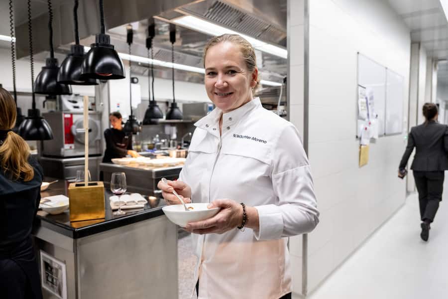 Kitchen Party (Shefâs Kitchen Table) mit Nadine Wächter-Moreno, Tanja Grandits, Bernadette Lisibach, Zineb Hattab, Noémi Bernard, Silvia Manser, Nadine Stadelmann, Stephanie Mittler und Nicole Lüthi (Küche/Patisserie) sowie Amanda Wassmer-Bulgin, Francisca Obrecht und Myra Zündel (Wein).