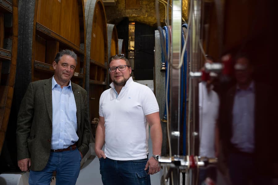 Thierry und Henry Aloys Grosjean im Fasskeller.
