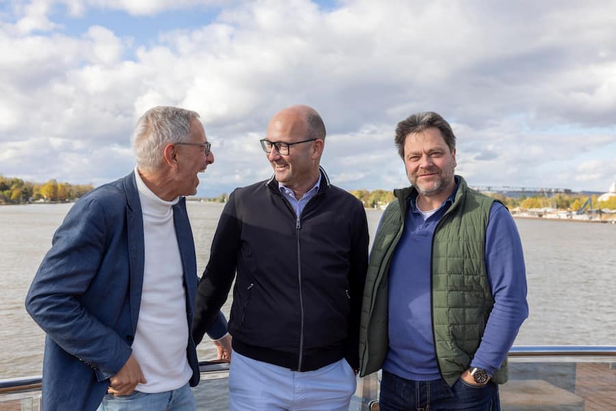 Trio an der Front: Moderator Dani Fohrler, Excellence-CEO Stephan Frei, Weinexperte Geny Hess.