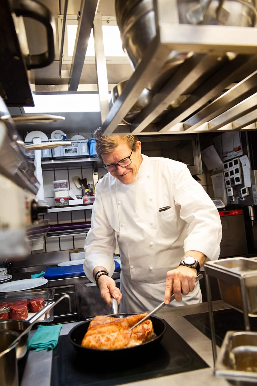 Migg Eberle, Präsentation seines Miggnum-Dekanters im Gasthaus zum Gupf, Rehetobel, 23. Oktober 2025,  Gastgeber Walter und Manuela Klose