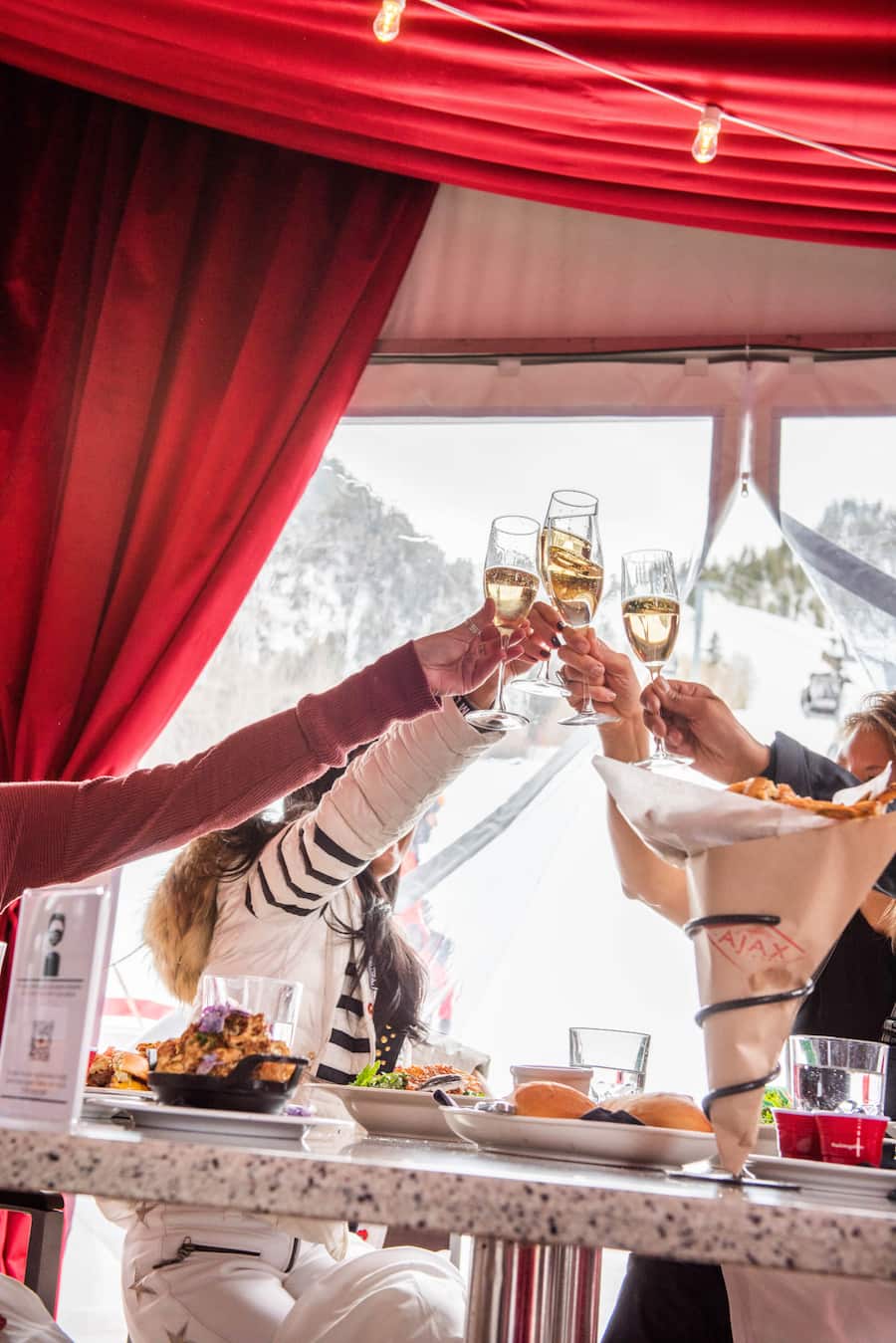 Was bleibt nach einem tollen Skitag: Das Anstossen mit Champagner.