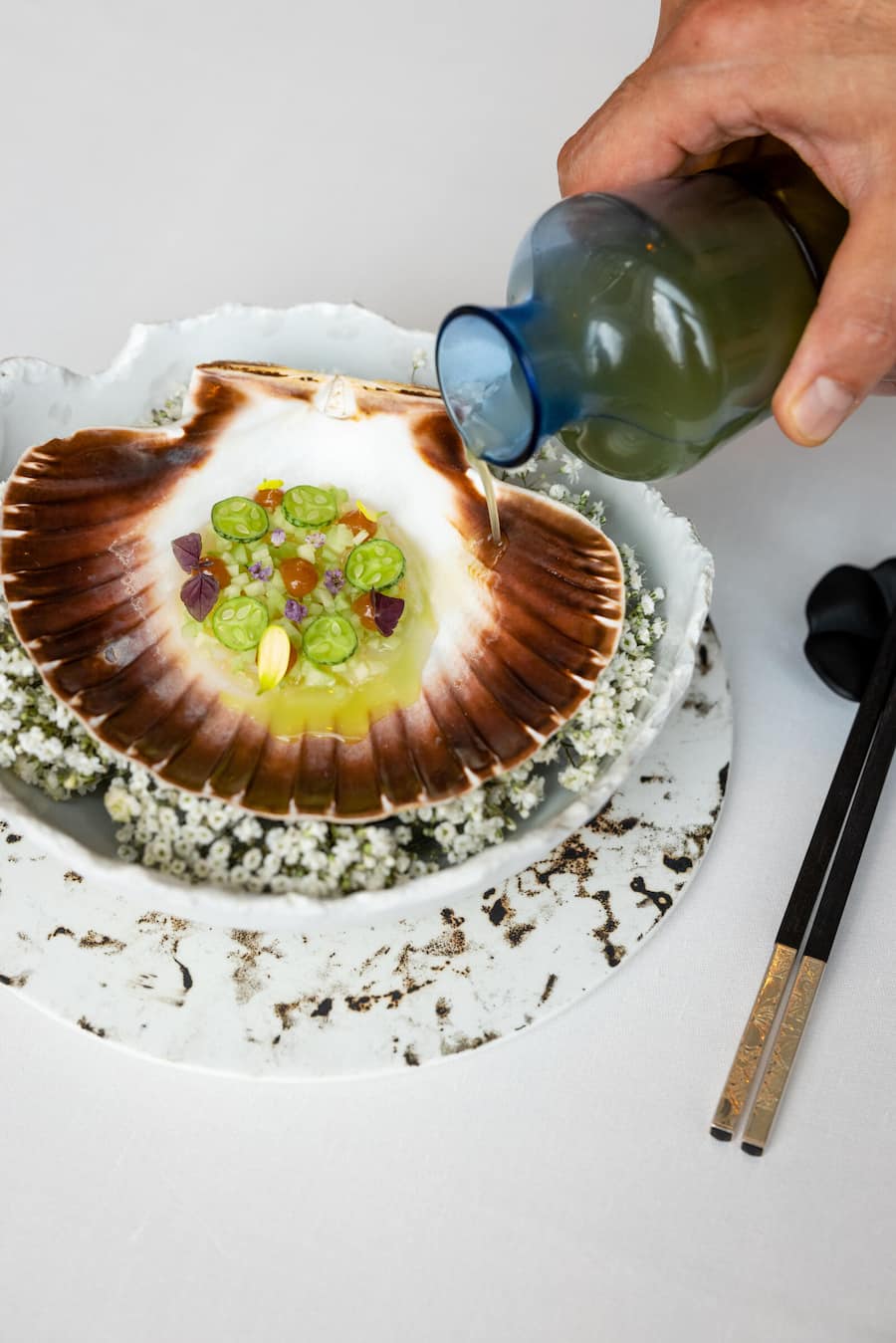 30.09.2025, Luzern, Minamo, Gericht; Hokkaido Scallop, Cucumber, Finger Lime, Umeboshi (photo by Remy Steiner for Gault Millau)