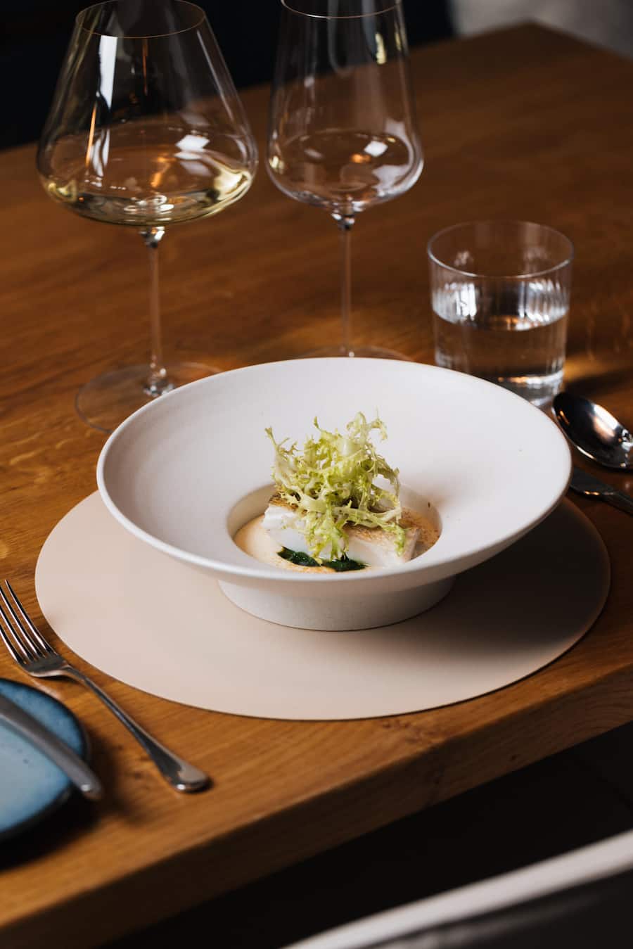 Zander auf Spinat-Sellerie-Risotto mit Sellerie-Espuma, Bittersalat & Périgord-Trüffel-Vinaigrette, Aux Trois Amis X Krebs&Steiner, 13. Oktober 2025, Restaurant Aux Trois Amis, Schernelz, Copyright Roy Matter