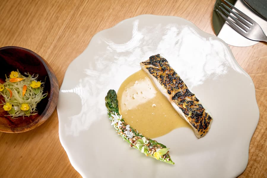 Terroir-Küche à la Gilles Varone: Walliser Zanderfilet mit grünem Spargel