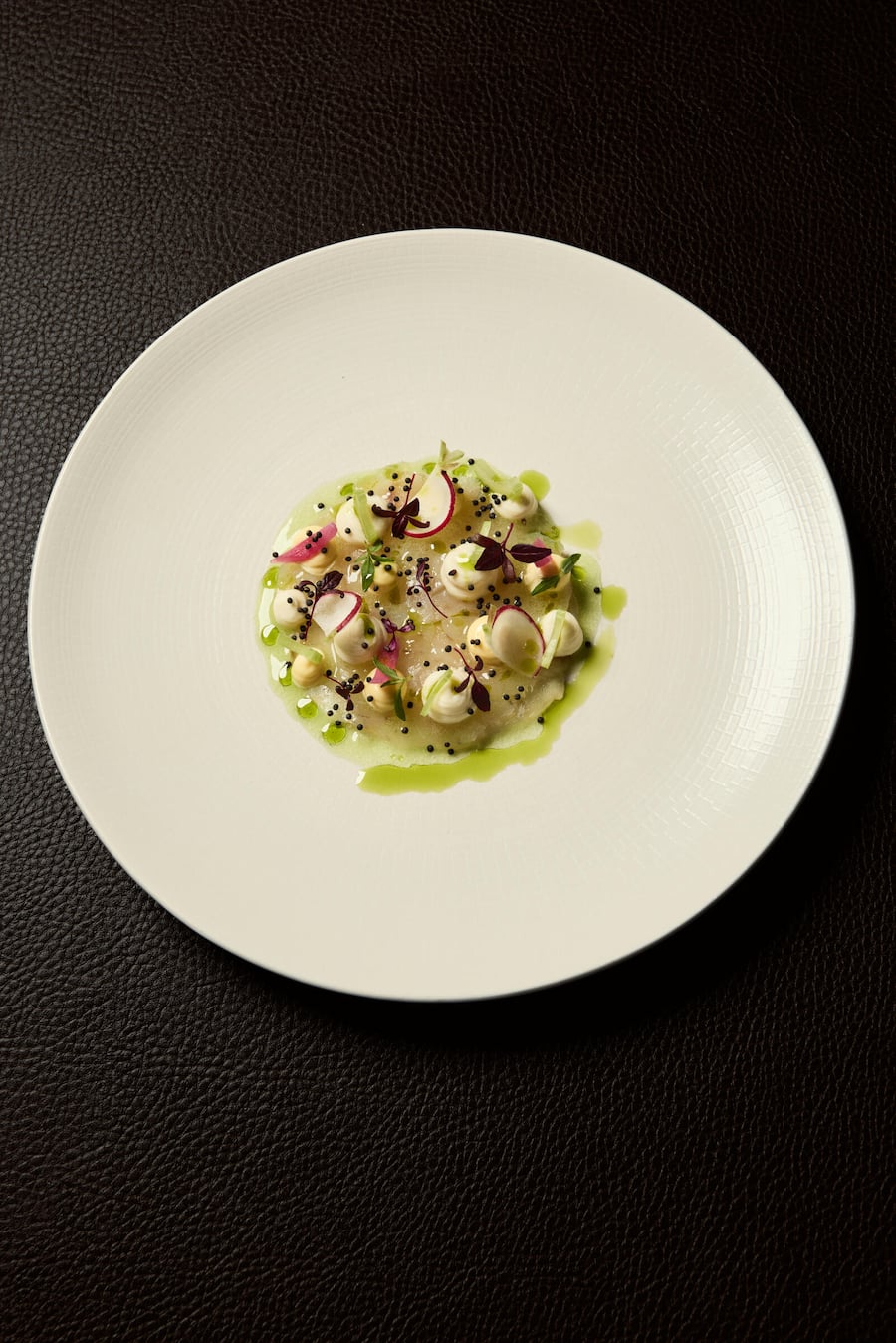 Zander carpaccio aus dem Lago Maggiore mit Sellerie, Trauben und Raps.