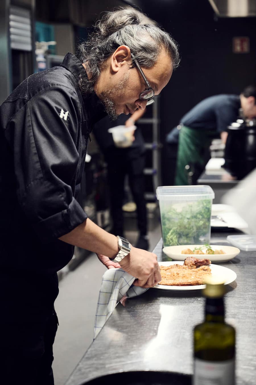 Aulia Amri in der Küche bei der Zubereitung des Elefantenohrs Allen's Table Wollerau - Neu getestet