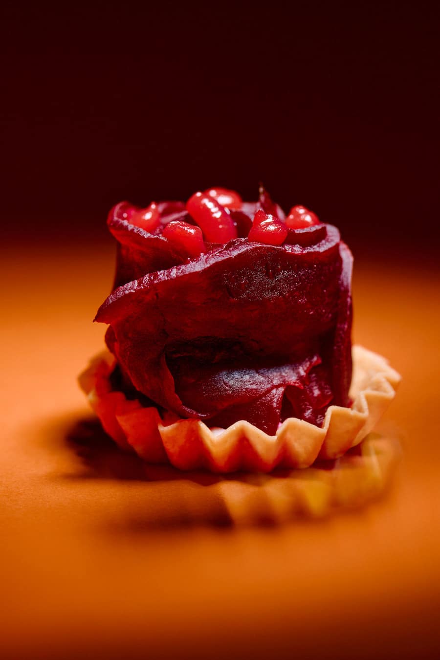 Amuse-Bouche: rauchige Randen-Rose auf Tartelette.