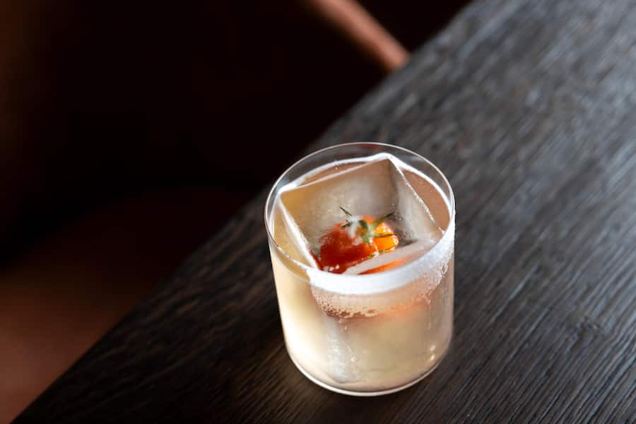 12.11.2025, Gonten AI, Appenzeller Huus, Quell, Drink; Farmers Table mit Tomatenwasser, Sherry, Sofritto und Bolognese-Essenz (photo by Remy Steiner for Gault Millau)