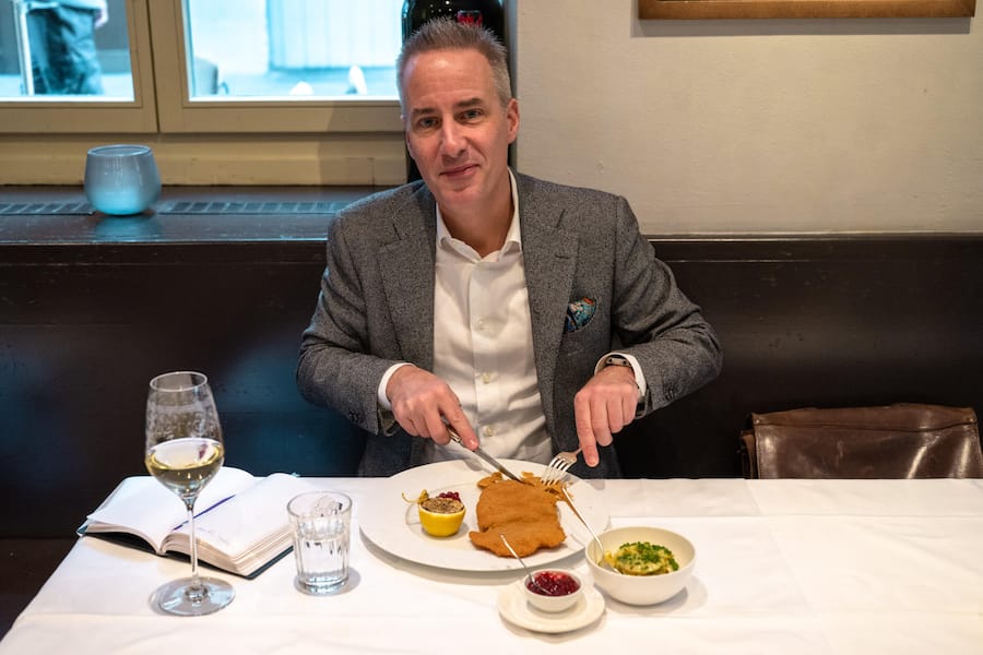 Bestes Schnitzel - GMC Böniger - Rosalys Böniger tranchiert Schnitzel / Wienerschnitzel