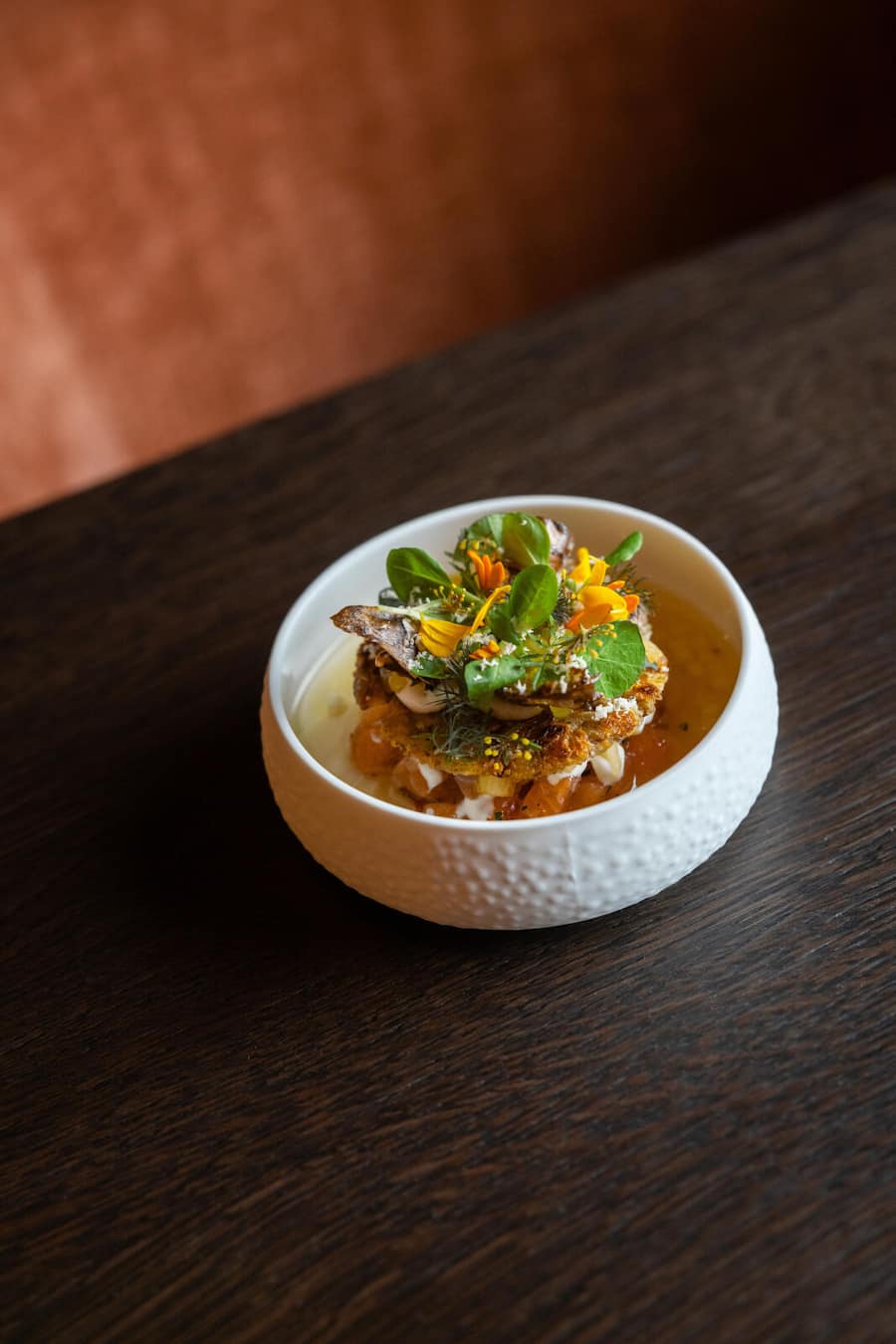 12.11.2025, Gonten AI, Appenzeller Huus, Quell, Gericht; Saiblings-Tatar mit Topinambur-Rösti (photo by Remy Steiner for Gault Millau)