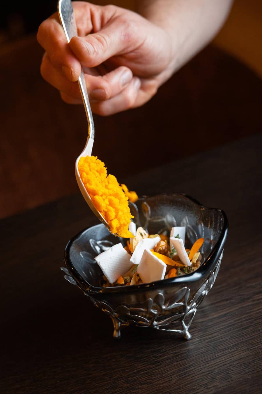 12.11.2025, Gonten AI, Appenzeller Huus, Quell, Gericht; Vermicelles 2.0 mit Sanddorn, Karotte und Aprikose (photo by Remy Steiner for Gault Millau)