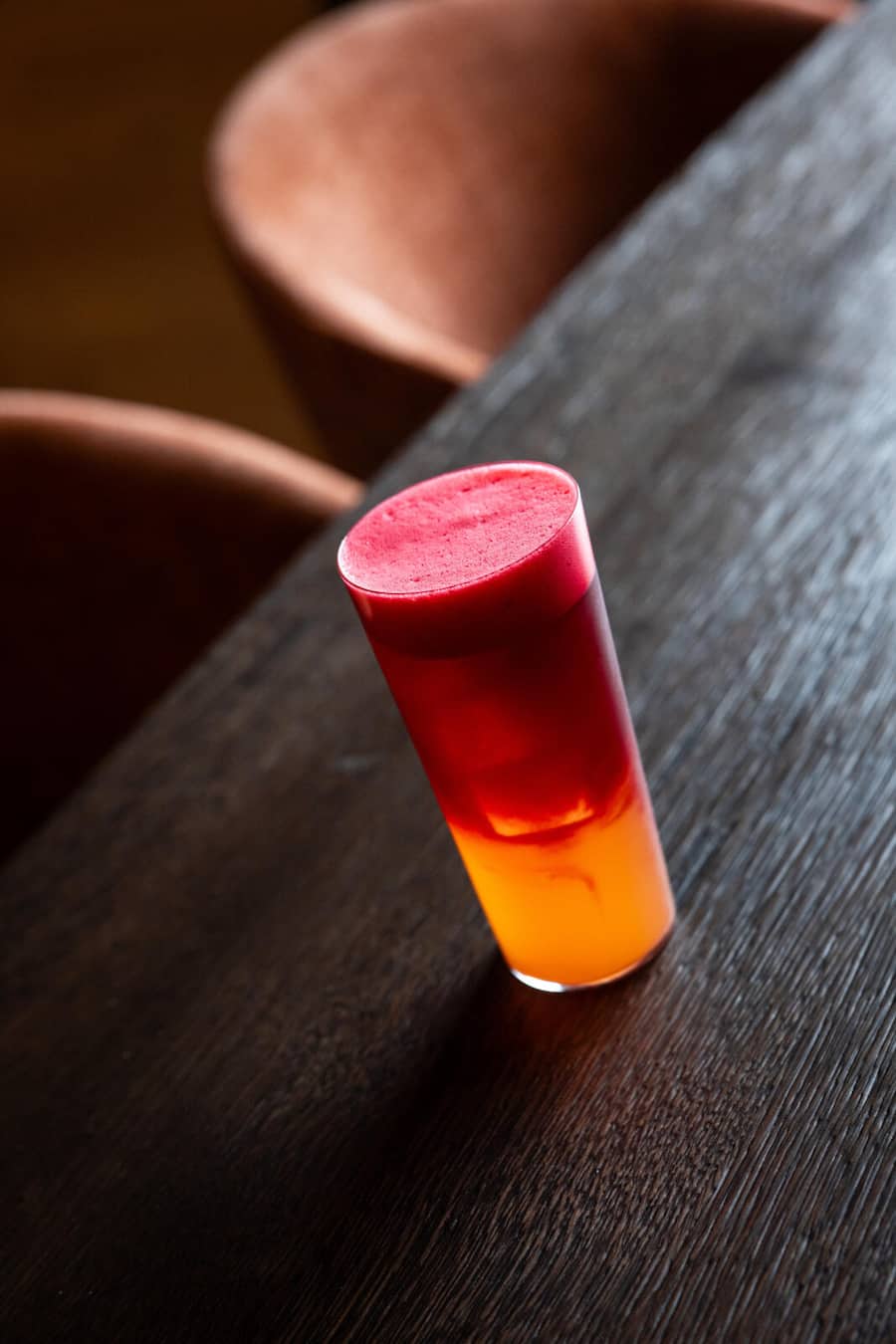 12.11.2025, Gonten AI, Appenzeller Huus, Quell, Drink; Sunset mit Rhabarber, Verjus, Zitronenverbene, Shiso und Randenschaum (photo by Remy Steiner for Gault Millau)