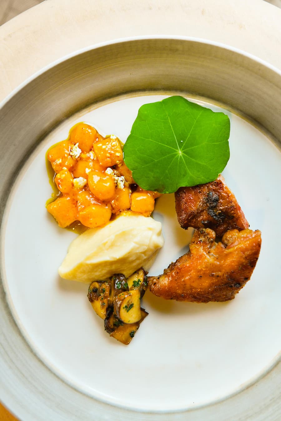 Andreas Caminada, Spitzenkoch gibt Kochkurs in Zusammenarbeit mit Bio-Cuisine, auf Schloss Schauenstein im OZ, 14. November 2025, Fürstenau GR, Kürbisgnocchi/Ziegenfrischkäse/Kimchi/Pouletkeule Caminada & sein Bio-Cuisine-Kochkurs