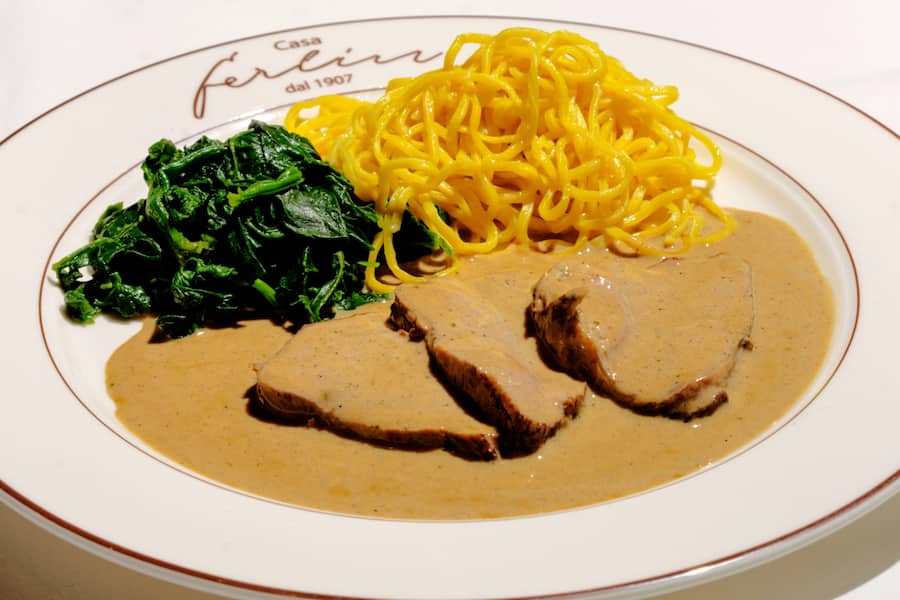 Ein weiterer Klassiker des Hauses: Kalbsfilet mit Zitronensauce und exzellenten Taglierini.